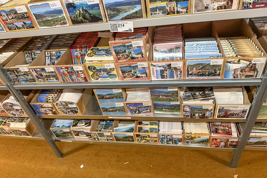 Inhalt von 3 Regalebenen: Postkarten